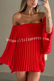 Solid Off-the-shoulder Pleated Loose Top and Elastic Waist Shorts Set